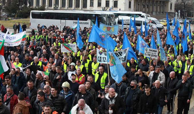 Служители на МВР на протест в София