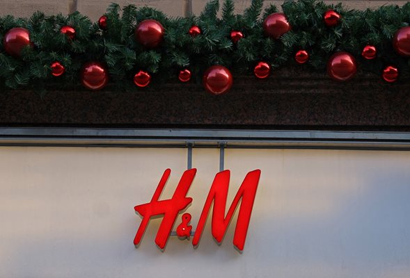 "Ейч енд Ем" (H&M) ще затвори магазините си в Русия.