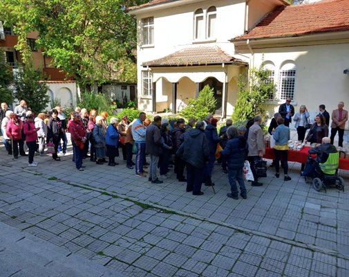 Миряните се събраха пред църквата на Гергьовден.