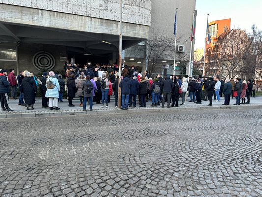 Участниците в протеста няма да отстъпят.