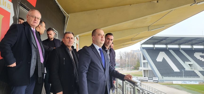 Областният управител на Пловдив Илия Зюмбилев инспектира работата по стадион "Локомотив".