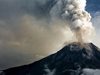 Индонезийският вулкан Руанг изригна отново, обявена е най-висока степен на тревога