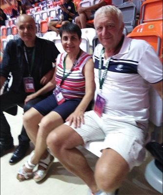 Шампионката със съпруга си Марин Манолов (вляво) и шефа на нашата федерация по тенис на маса Стефан Китов по време на откритото на България в Панагюрище през миналата година