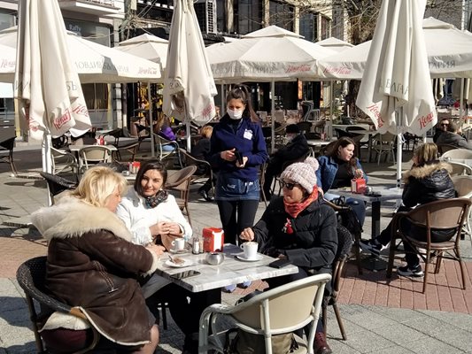 Пловдивчанки избраха слънчева маса в заведение в центъра на града. 