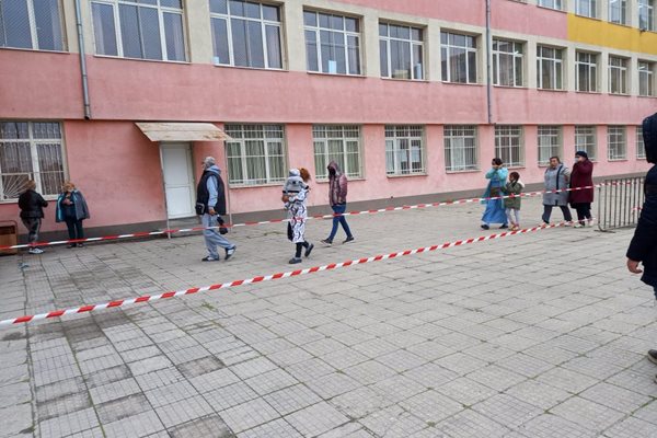 В училище "Пенчо Славейков" напливът на желаещите да гласуват се увеличи около обяд.