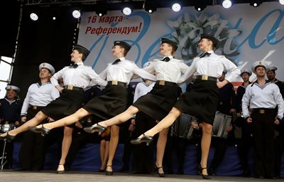 Членки на руския танцов ансамбъл на Черноморския флот танцуват на проруска демонстрация в Симферопол. СНИМКА: 24 часа