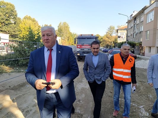 Здравко Димитров и заместникът му Пламен Райчев (в средата) инспектират строителен обект в Пловдив. 