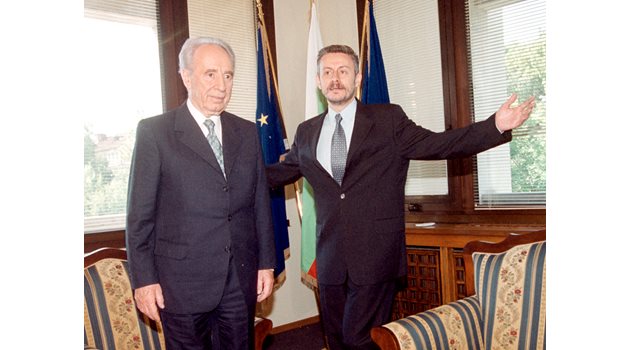 Президентът на Израел Шимон Перес с Паси в  кабинета му в София през 2002 г.