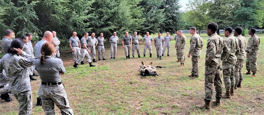 Българските и американските военни по време на учението си.


Снимка: фейсбук ВВС