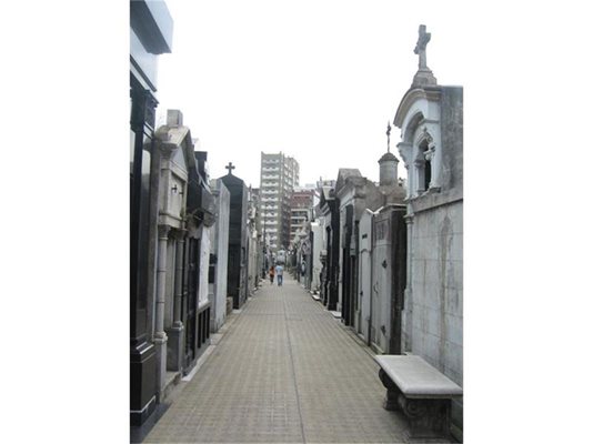 “Реколета” е гробище, проектирано като добре уреден град. Широки алеи като булеварди и напречни улици, а обособените квадранти - застроени с фамилни къщи. 
СНИМКИ: АВТОРЪТ
