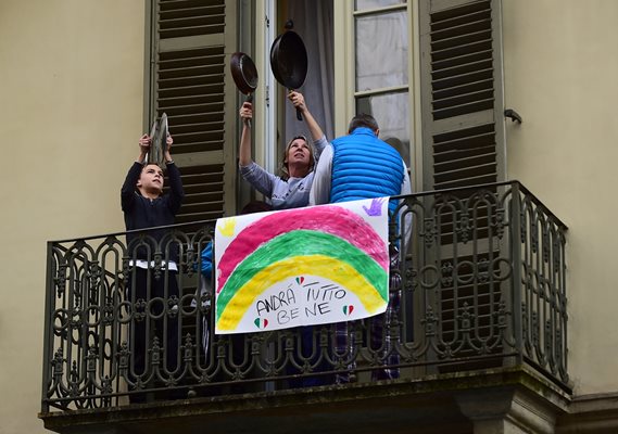 Хората в цяла Италия излязоха по балконите и пяха под съпровода на тракането на тигани и капаци от тенджери.