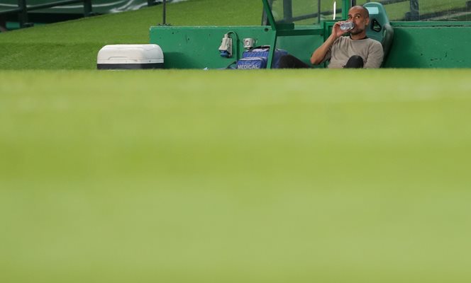 Мениджърът на "Сити" Пеп Гуардиола пие една гола вода след 1/4-финала с "Лион".
