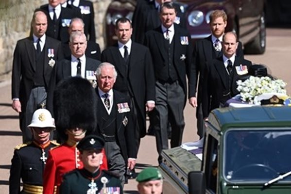 Принц Хари сред опечалените на погребението на дядо си принц Филип СНИМКА: Ройтерс