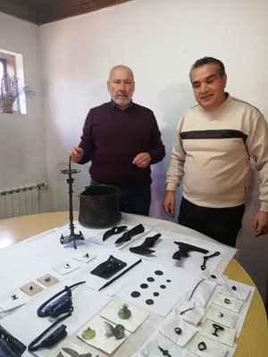 Археолозите Николай Овчаров /вляво/ и Стефан Иванов показаха днес в Търговище най-ценните находки от тазгодишните разкопки в Мисионис.