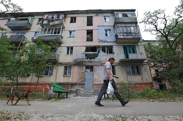 Местен жител минава покрай жилищна сграда град Северодонецк в Луганска област