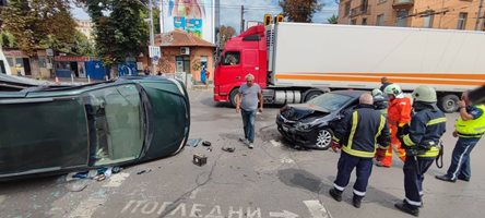 Тежка катастрофа в центъра на София (Видео, снимки)