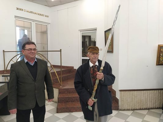 Галеристът Камен Шишманов (вляво) обясни, че комисия единодушно е присъдила годишната голяма награда на Иван Ташков.