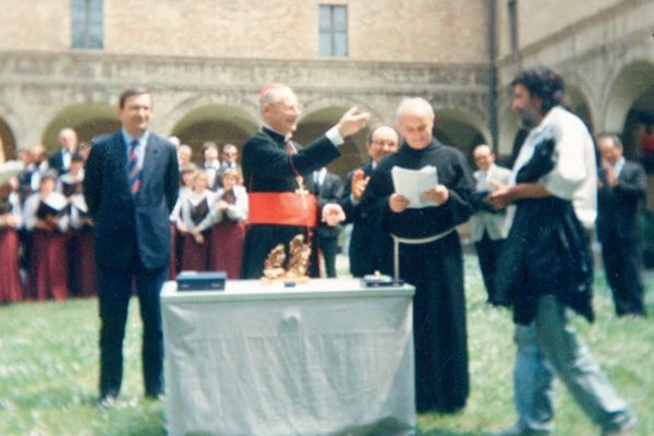 29-годишният Вежди Рашидов (вдясно) получава поздравление от кардинал Пупар (с червения пояс) в Равена.
