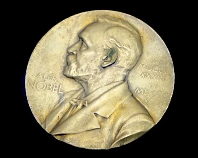 Мунги Бавенди, Луис Е. Брус и Алексей И. Екимов спечелиха Нобеловата награда за химия