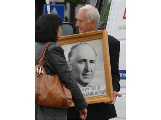 Чичо Тони от Младост-4 носеше портрет на Тодор Живков.