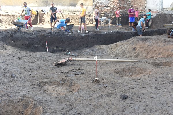 Археолозите продължават работата си, преди на мястото на селището да бъде построена нова сграда.