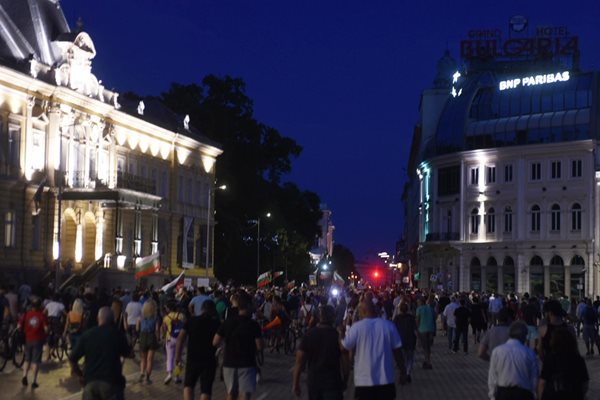 Протестното шествие се отправи към Орлов мост СНИМКА: Велислав Николов