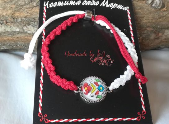 Вплита български символи в мартениците