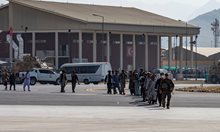 Хаосът на летището в Кабул продължава