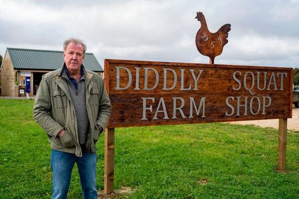 Джереми Кларксън пред табелката на своята ферма, която превърна в декор за новото си телевизионно шоу.