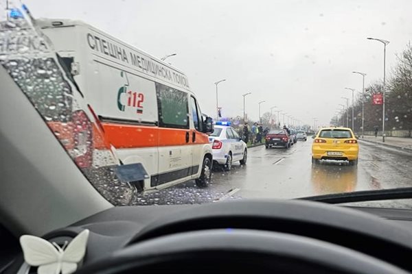 На мястото на инцидента има линейка и полицейски автомобили. Снимка: I see you KAT-Пловдив
