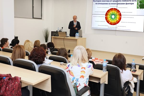 Доктор  Асен Меджидиев по време на лекцията си в Пловдив.