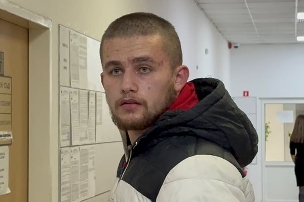20-годишният Денислав Делчев в коридора на пловдивския съд.