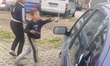 Малолетни заляха с боя колата на жена до КАТ в Пловдив, отказала да им даде пари (Видео)
