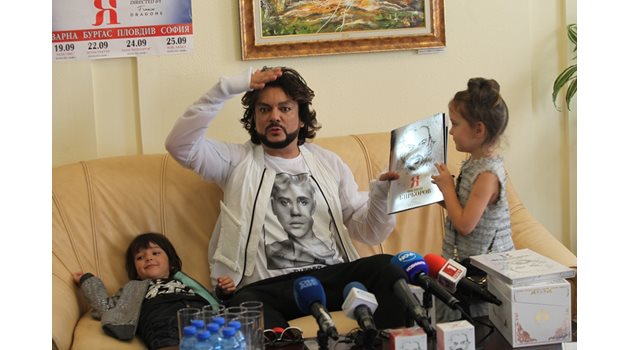 Филип Киркоров пристигна за концертите си в София с двете си деца.