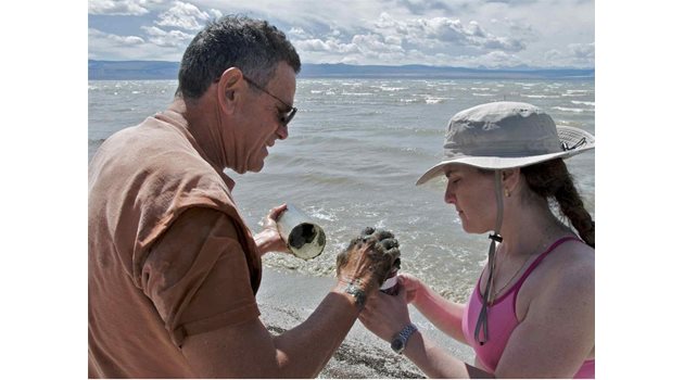 УЧЕНИ: Астробиолозите Роналд Ормланд и Фелиша Улф-Саймън вземат проби от утайката на езерото Моно.
