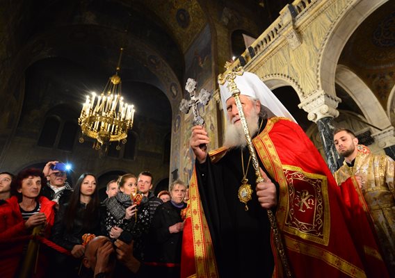 Патриарх Неофит благославя хората на парзнична литургия
