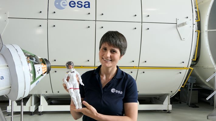 Италианската астронавтка Саманта Кристофорети с кукла Барби с нейния образ