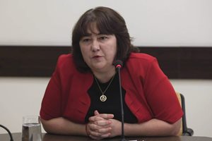 Велкова пред депутатите: Имаме три варианта за нов бюджет