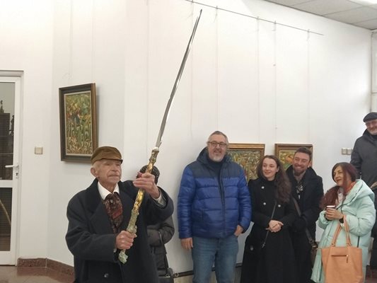 Художникът Иван Ташков-Балзак вдигна високо меча "Ромфея". Снимки: Авторът