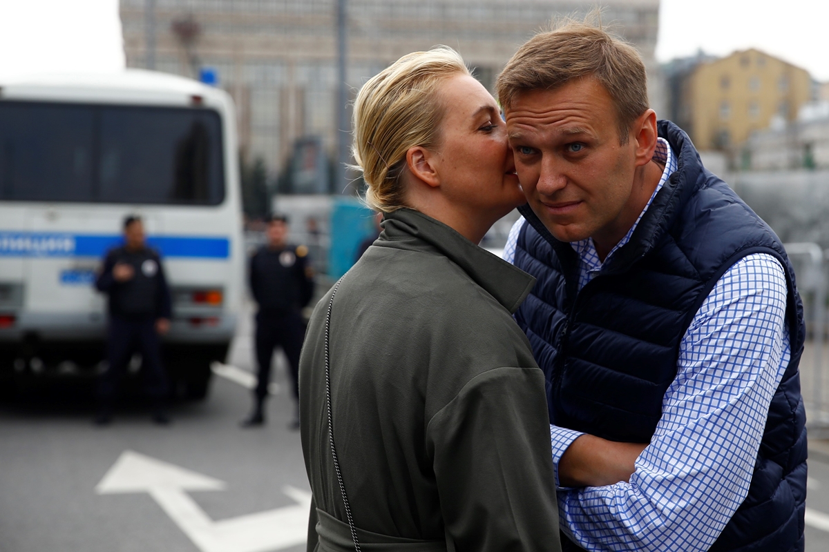 Юлия буди Навални от комата с песни и весели истории