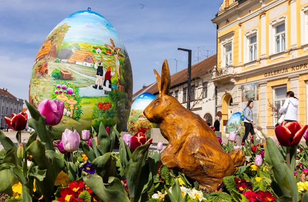  С тематична великденска декорация от зайци и яйца означават празника в Европа. СНИМКА: РОЙТЕРС 
