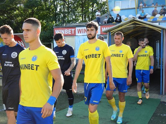 Футболистите на "Марица" (с "жълто-сини"  екипи) изпаднаха при аматьорите.