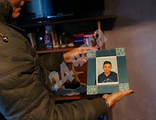 Майката на убития Боби държи негова снимка   СНИМКА: Десислава Кулелиева