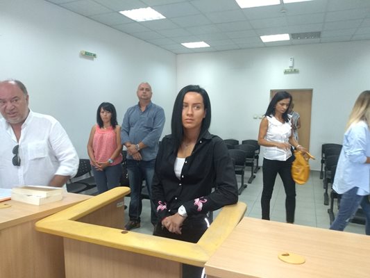Габриела Медарова на разпоредителното заседание с родителите си в съда