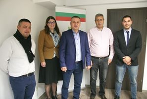 Иван Стоянов със заместниците си и с Йордан Калев /вляво/, който стана шеф на областното пътно управление.