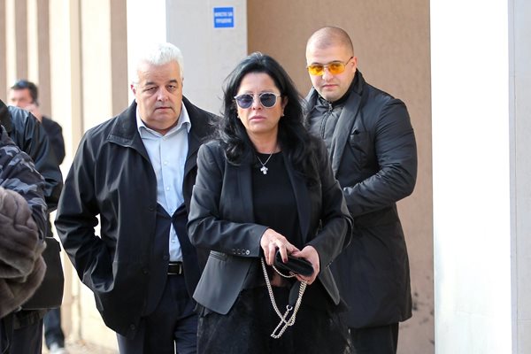 Бившата шефка на Ламбри Ничев Силвия Панагонова излиза от съда, където даваше показания срещу Божо Кравата. 