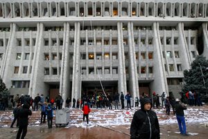 Киргизстанската опозиция е разделена на фона на политически хаос и протести