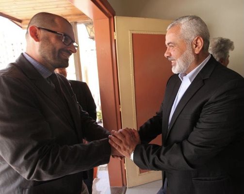 Българският дипломат и Исмаил Хания, лидер на "Хамас" (вдясно). 
