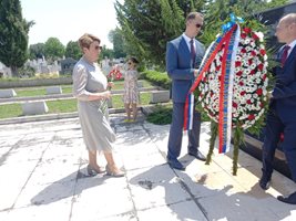 Посланикът на Русия поднася цвета пред паметника на загиналите съветски войници в Пловдив.