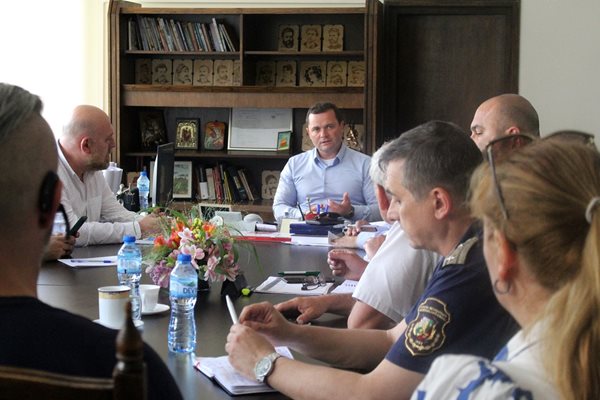 Кметът Пенчо Милков събра общинския щаб за овладяване на щетите от бурята. Снимки община Русе